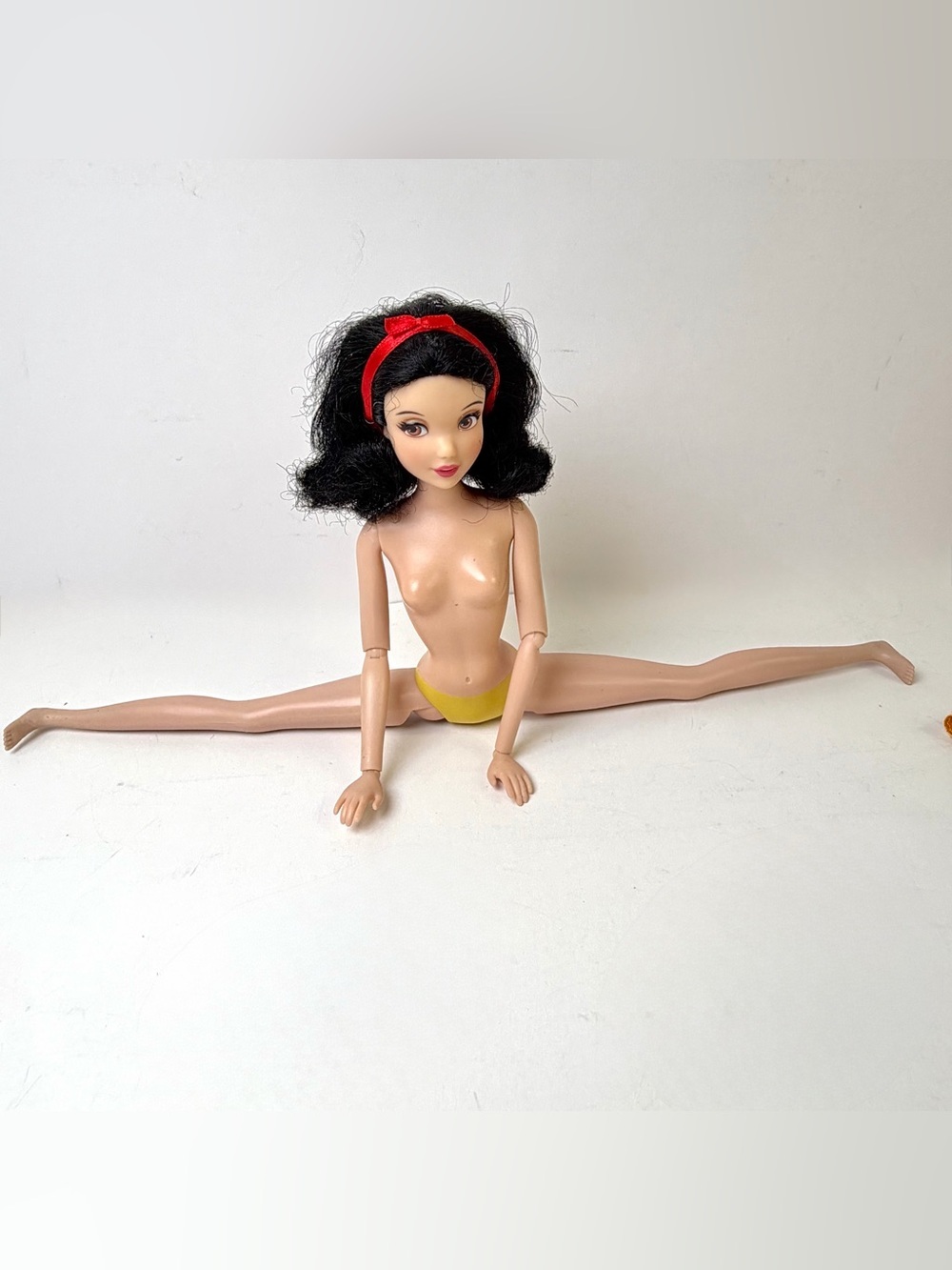 Disney Store Snow White Princess Doll Posable Glitter Dress Headband - Picture 7 of 9
